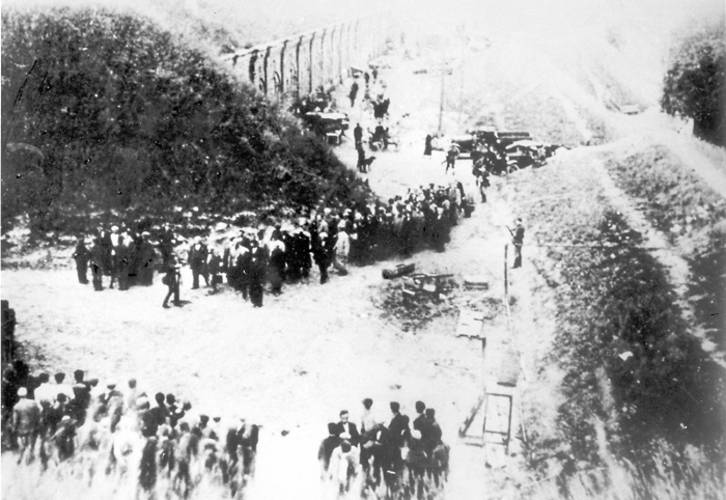 Kaunas, 1941. Jews being escorted to the place of execution in IX Fort.
